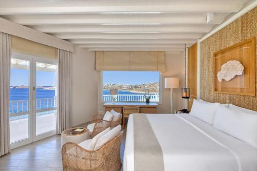 奥诺斯米科诺斯圣玛丽娜豪华精选度假酒店的酒店客房设有一张床,享有海景。