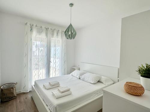 莫特里尔Apartamento Aguacate Beach Golf的白色的卧室设有床和窗户