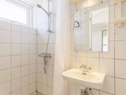 瓦伊厄斯斯特兰德Holiday home Vejers Strand XXI的白色的浴室设有水槽和淋浴。