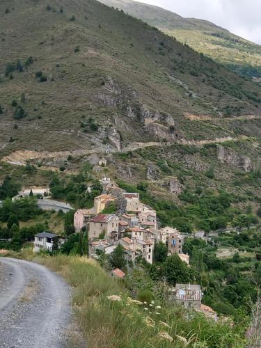 PierlasGITES DE PIERLAS的山边的村庄