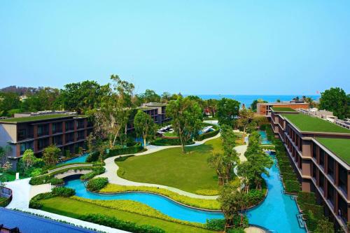 华欣华欣万豪水疗度假酒店的享有带游泳池的度假村的空中景致