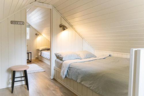 斯特伦斯塔德The Buar Cabin的一间设有一张床铺的卧室,位于一个带镜子的房间