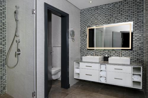 基加利Four Points by Sheraton Kigali的一间带水槽和镜子的浴室