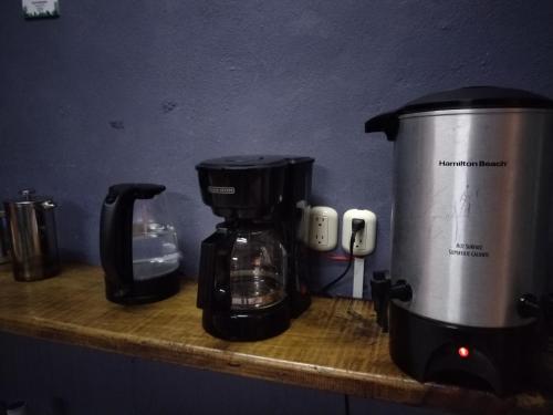 巴利亚多利德Hostel Casa Xtakay的柜台上的咖啡机和咖啡壶