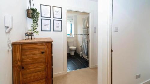 邓迪Quayside 2-Bed Apartment in Dundee的走廊设有带卫生间和镜子的浴室