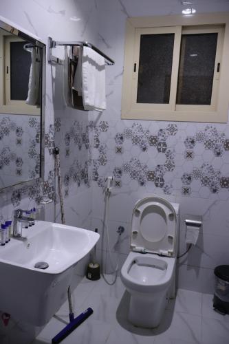 Al Qunfudhahجوهرة القنفذة的浴室配有白色卫生间和盥洗盆。
