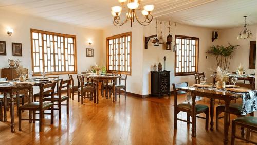 安巴托QUINTA LOREN HOSTERIA的用餐室设有桌椅和窗户。