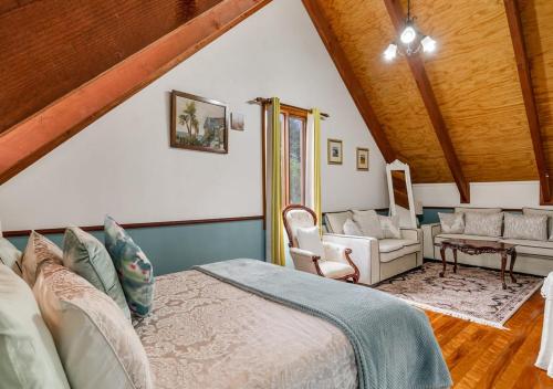 肯图巴Blue Country Lodge的一间卧室设有一张床和一间客厅。