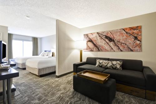 圣安东尼奥SpringHill Suites by Marriott San Antonio Medical Center/Northwest的酒店客房设有一张沙发和一张床