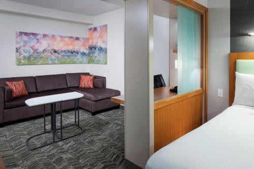 盐湖城万豪盐湖城机场春季山丘套房酒店的酒店客房,配有床和沙发