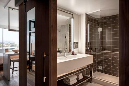 尔湾尔湾斯贝特鲁姆购物中心万豪酒店的一间带大水槽和淋浴的浴室