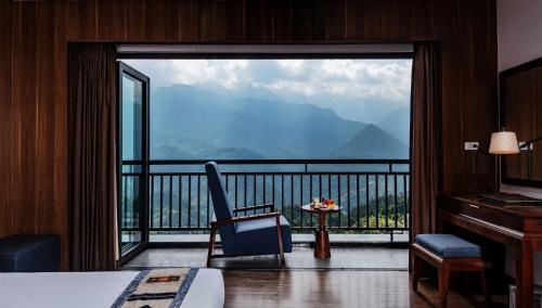 萨帕竹萨帕酒店的卧室设有山景大窗户
