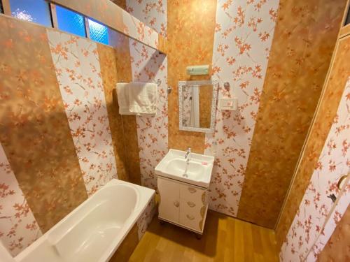 斯利那加Nazneen Group Of Houseboats的浴室配有盥洗盆、卫生间和浴缸。