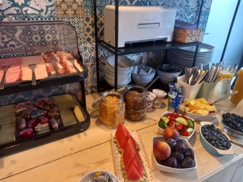 圣卡尼兹Pension Villa Louise的桌上放有食物和水果盘的桌子