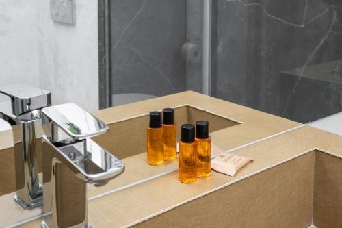 华沙Wola Pawia Modern Studio的浴室的柜台上摆放着两瓶精油