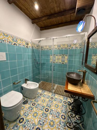 托雷德尔格雷科Villa Mazza al Vesuvio的浴室配有卫生间、盥洗盆和淋浴。