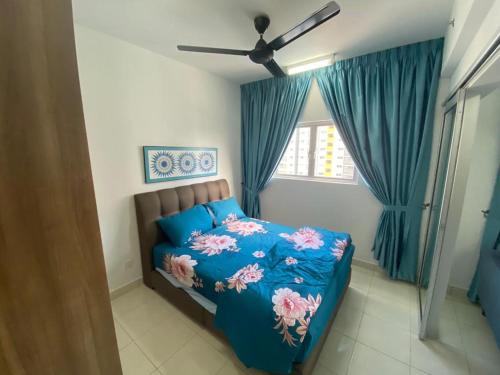 雪邦KLIA KLIA2 Alanis Sepang Putrajaya Cyberjaya Nilai by 3SIBS的一间卧室配有一张带蓝色床单的床和一扇窗户。