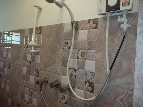 KamburugamuwaRed Rose Villa Mirissa的浴室内配有淋浴和头顶淋浴