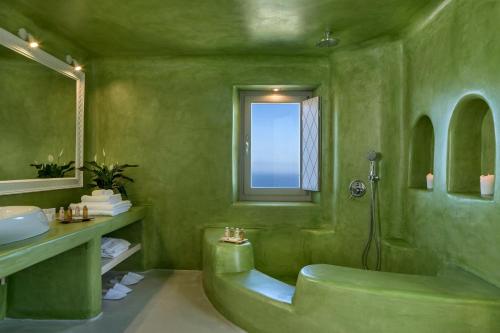 皮尔戈斯天降套房酒店 - 仅限成人的绿色浴室设有浴缸和水槽