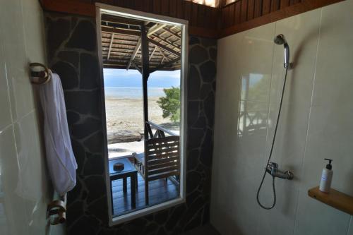 Maratua AtollNunukan Island Resort的带淋浴的浴室,享有海滩美景