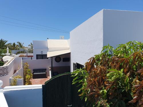 特吉塞Casa El Eco del Volcán 1的前面有黑色围栏的白色房子