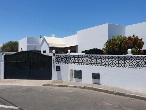特吉塞Casa El Eco del Volcán 2的白色的建筑,有黑色的大门和街道