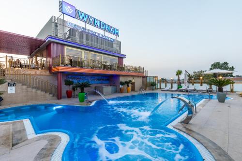伊斯坦布尔Wyndham Istanbul Old City的酒店前方的大型游泳池