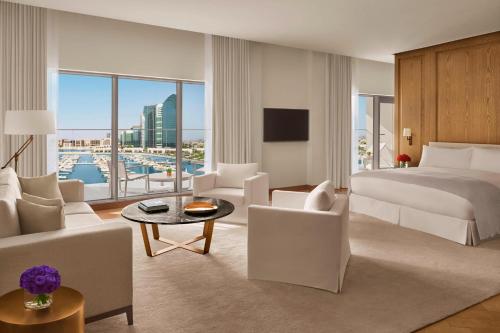阿布扎比The Abu Dhabi EDITION的酒店客房设有一张床和一间享有美景的卧室。