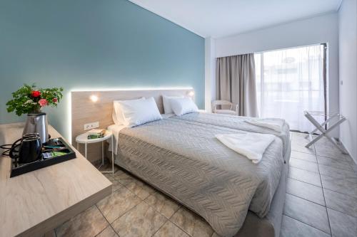 科斯镇艾奇恩公寓式酒店 - 仅限成人的一间卧室配有一张大床和一张桌子
