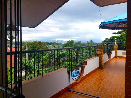 八打雁Rooftop Inn Bauan Batangas的美景阳台