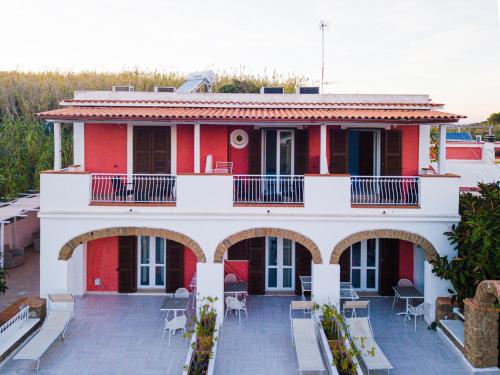 文托泰内Cala Dei Romani的红色和白色的房子,设有庭院