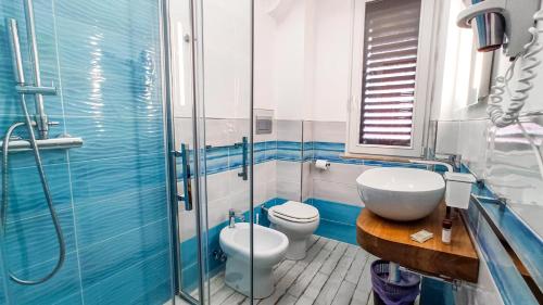 文托泰内Cala Dei Romani的浴室配有卫生间、盥洗盆和淋浴。