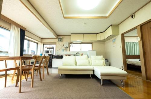 富良野Furano - House / Vacation STAY 56483的客厅配有沙发和桌子