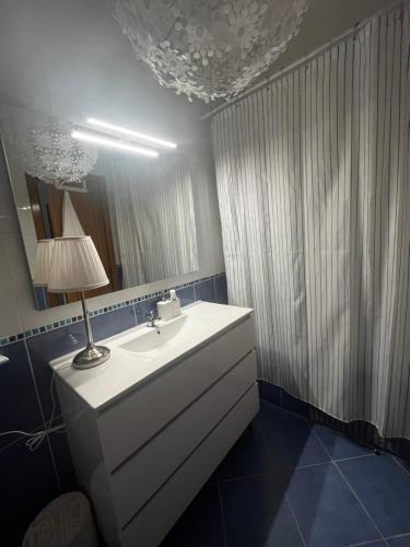 圣卢西亚岛Cozy Apartment的一间带水槽和镜子的浴室