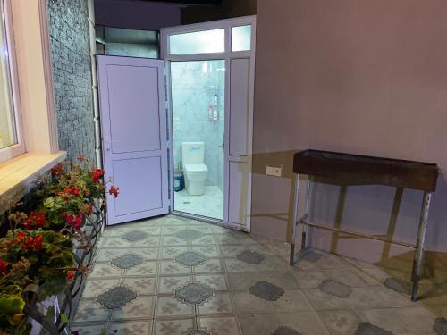 CoratElite Novkhany-Corat Villa的浴室设有通往卫生间的门