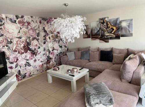 雅莱Résidence Birdie的带沙发和花墙的客厅