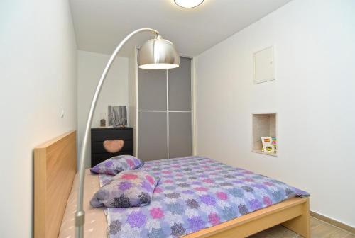 罗波里卡Apartment Miha的一间卧室配有带枕头的床