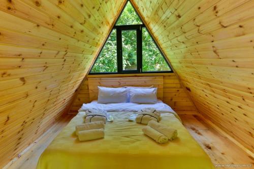 K'edaDiscover Gulebi的木屋内的卧室配有一张床