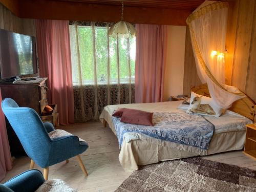 库雷萨雷Villa Mariett的卧室配有床、椅子和窗户。