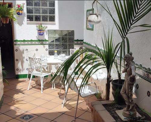 皮内达德马尔L'Hostalet GuestHouse的一间设有桌子和盆栽的饭厅