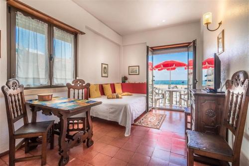 纳扎雷Solar dos Carvalhos - Apartamentos de Turismo的客厅配有床和桌椅