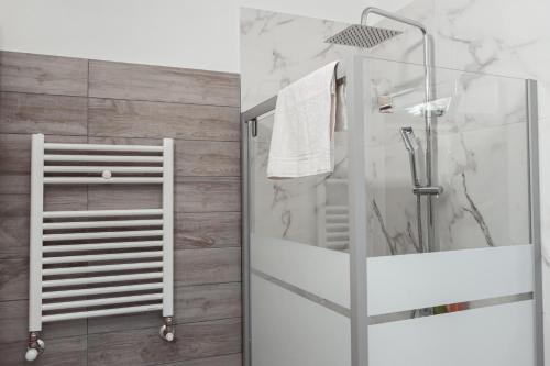 奥斯蒂亚·安提卡Casetta 46的带淋浴的浴室和玻璃门