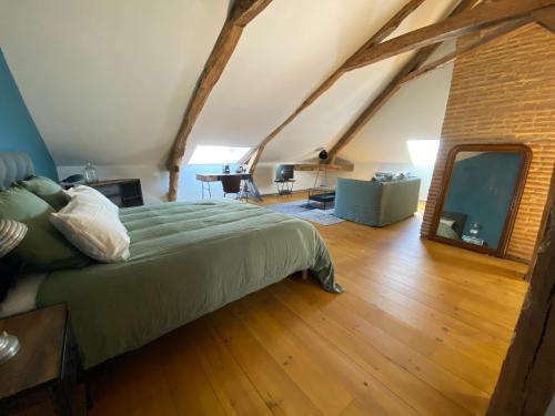 米朗德la maison de Manon的一间卧室配有一张床和一面大镜子