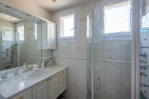 马赛La Champanel Maison vue Mer JO24的一间带水槽和淋浴的浴室