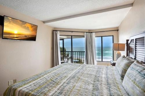 圣徒皮特海滩Arie Dam 202的一间卧室设有一张床,享有海景