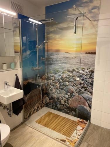 希尔克道夫Ferienwohnung Lieblingsplatz的浴室设有淋浴,并装饰有海洋绘画作品