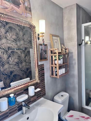 拉格朗德默特LA PLAGE的一间带水槽、镜子和卫生间的浴室