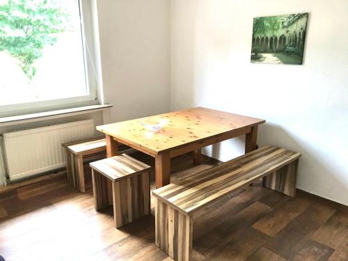 ImsumHOSTEL 66 Bremerhaven Geestland的窗户客房内的木桌和长凳