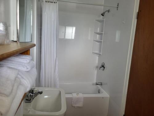 Sherbrooke舍布鲁克乡村酒店的白色的浴室设有水槽和浴缸。