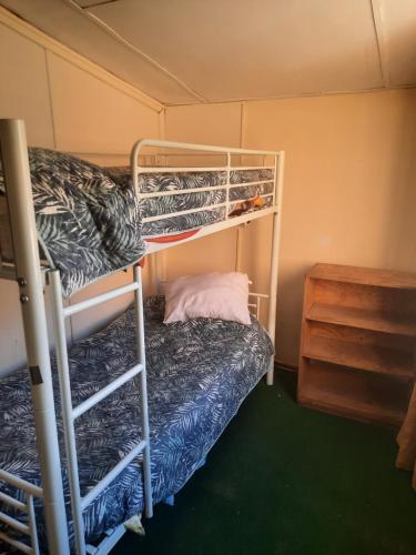 皮斯科艾齐Casa Pueblo的一间卧室配有两张双层床和一张小床。